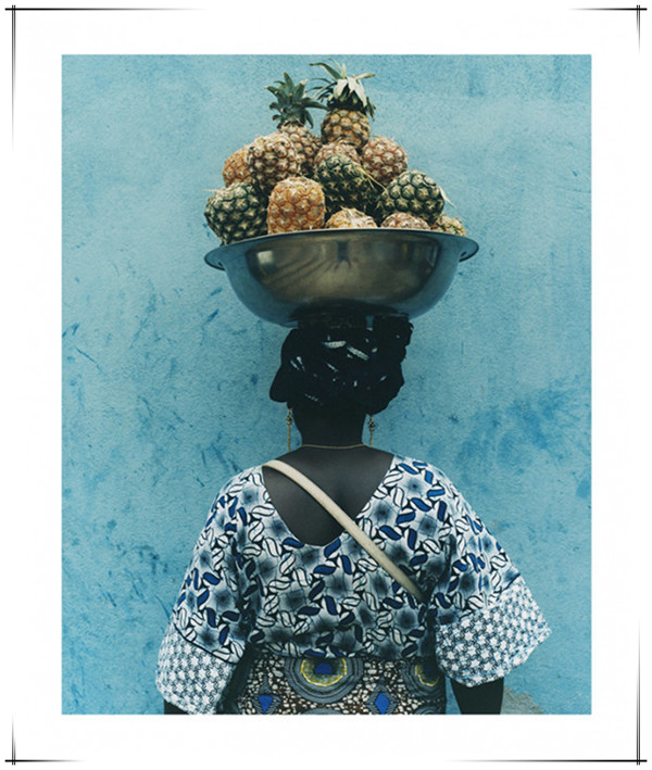 摄影师拍下西非妇女头顶几十公斤