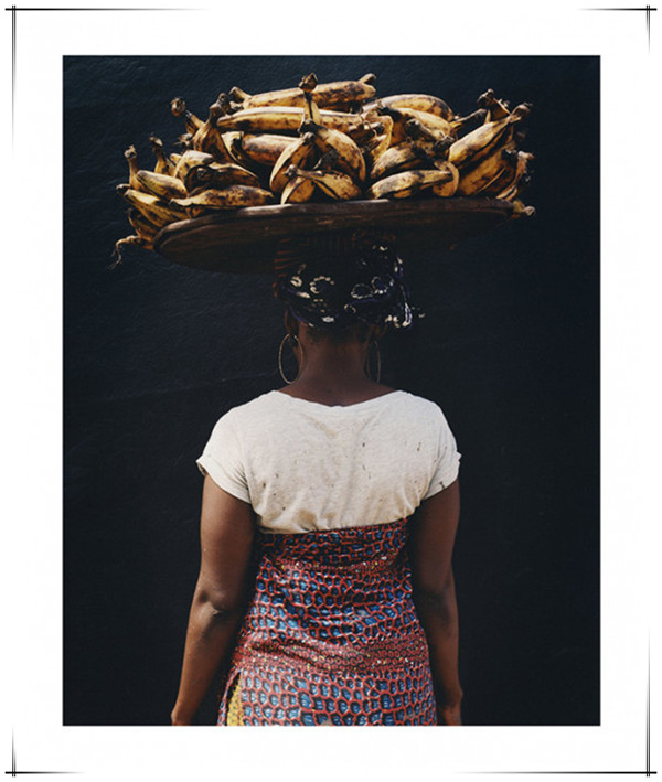 摄影师拍下西非妇女头顶几十公斤