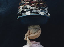 最新影楼资讯新闻-摄影师拍下西非妇女头顶几十公斤，依然在人群里穿梭自如
