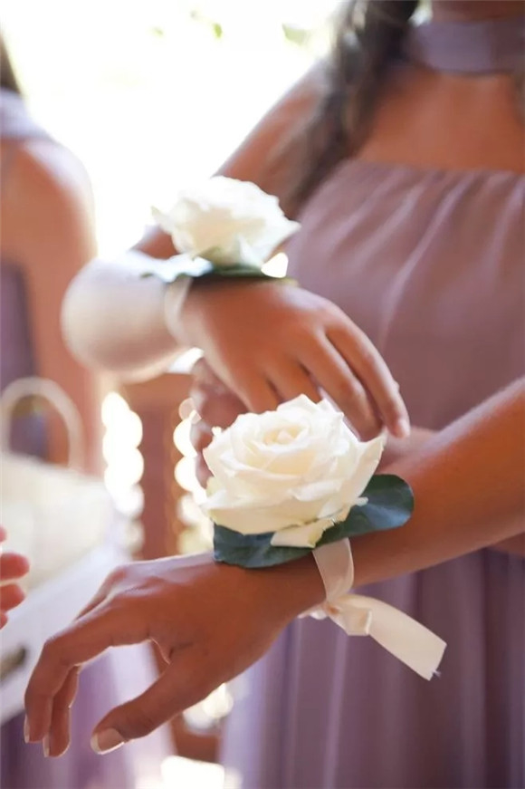 新娘手腕花如何佩戴和制作的方法