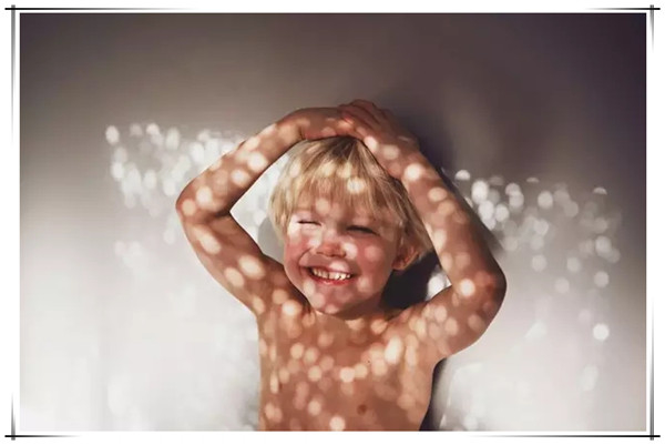 对一个儿童摄影师来说：在光里，一切都那么美