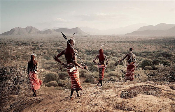 摄影师用镜头记录地球上被遗忘的部落