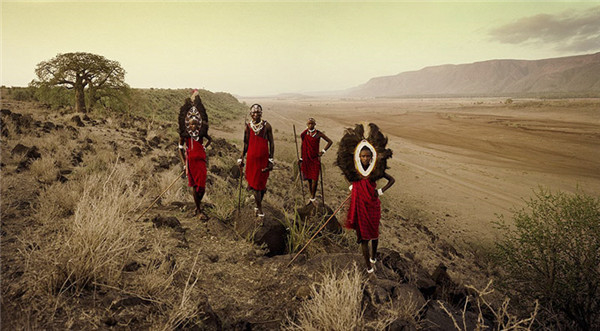 摄影师用镜头记录地球上被遗忘的部落