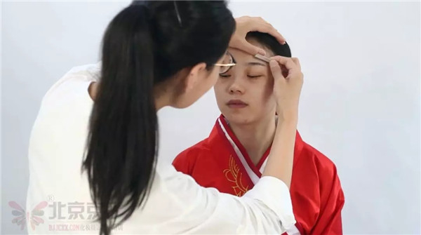 中国传统婚礼周制新娘造型，妆面这样做简直美爆了！