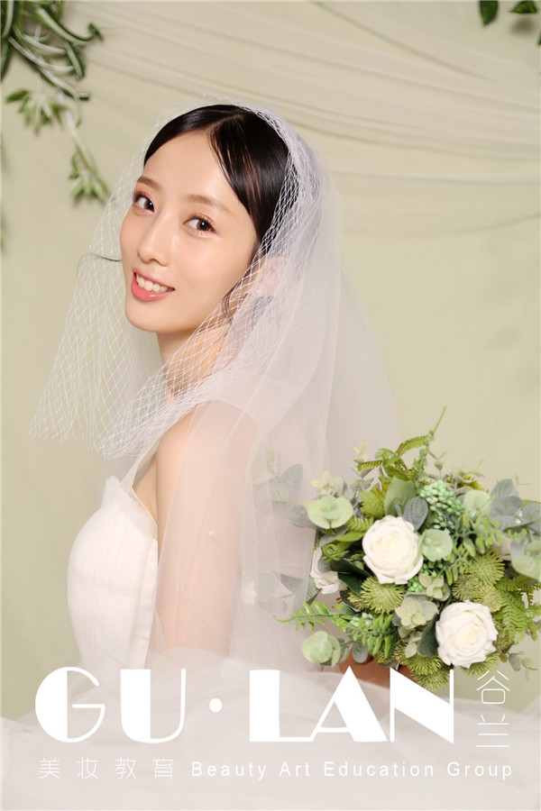 温婉恬静的韩式简约浪漫新娘造型 