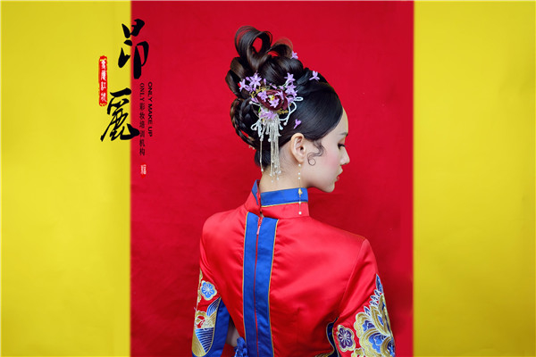 中式新娘造型：妩媚的红妆