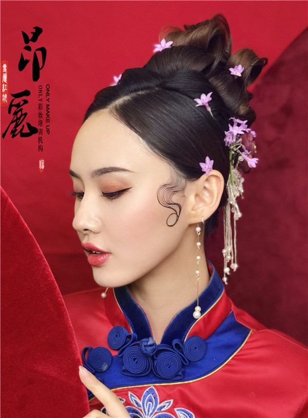 中式新娘造型：妩媚的红妆