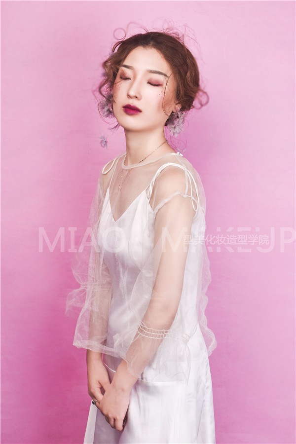 韩式风格的简约抽丝造型，显得新娘更加俏皮可人