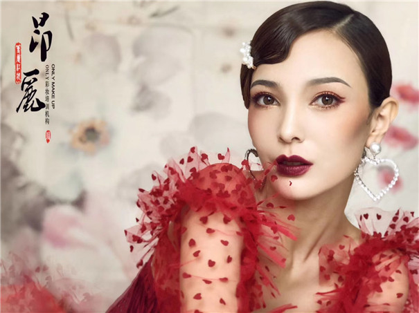 中式复古新娘造型，红色旗袍更显妩媚动人
