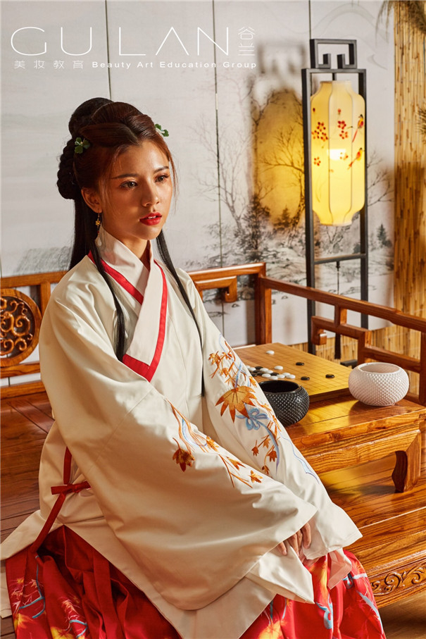 汉代古风女子服饰与妆面欣赏：美目流盼、桃腮带笑