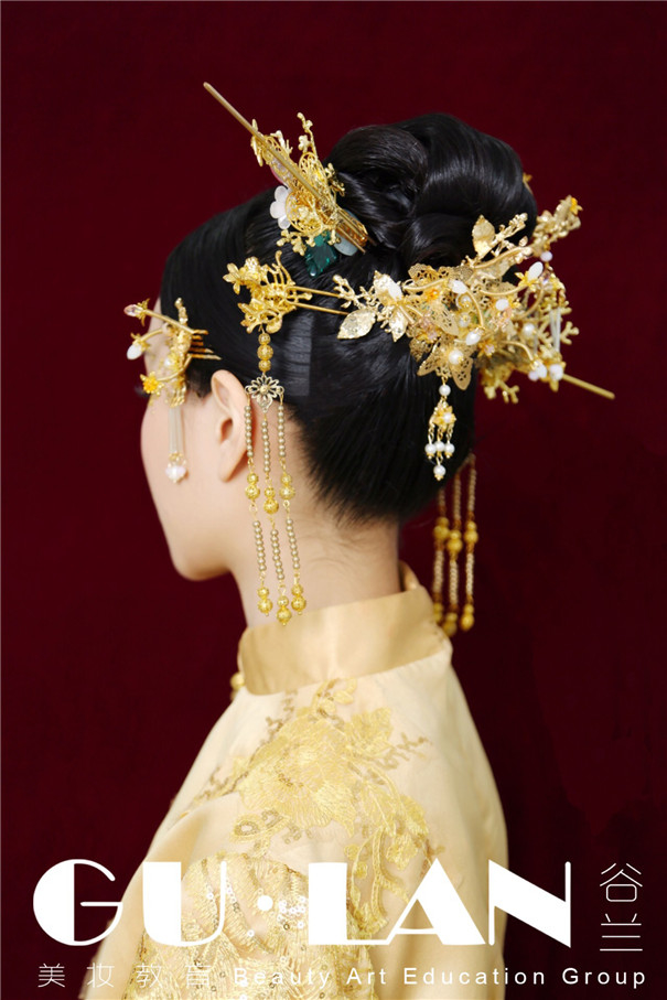 复古中式新娘造型：清雅秀丽