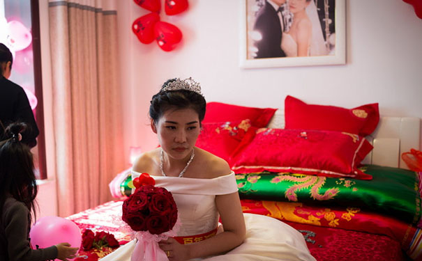 在国外人眼里，中国式的婚纱照竟然是这样……