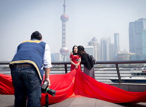 最新影楼资讯新闻-在国外人眼里，中国式的婚纱照竟然是这样……