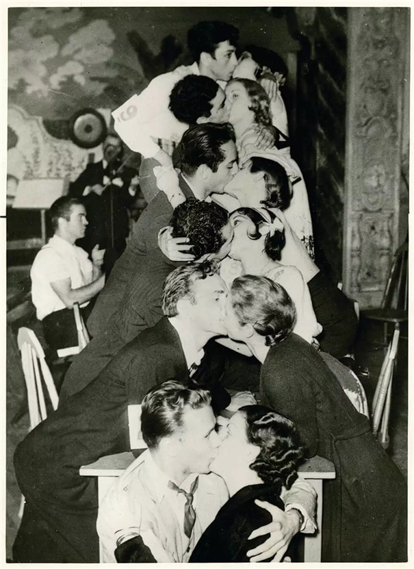 情人节快乐！从图片中见证 “吻” 的历史