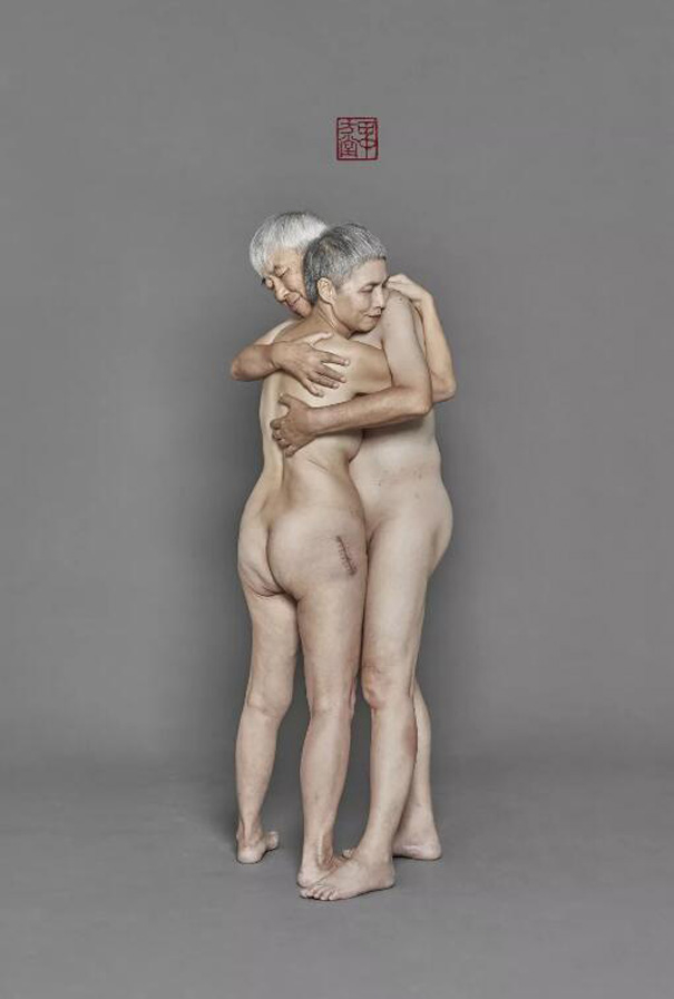 70岁夫妻裸体拥抱，拍下*特别的结婚纪念照
