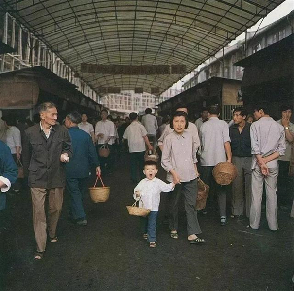 日本攝影師“絕不輕易按快門”，記住了80年代的中國孩子