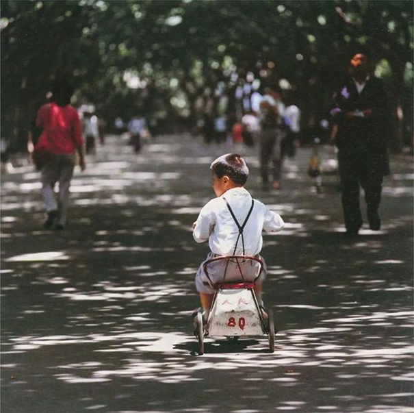 日本摄影师“绝不轻易按快门”，记住了80年代的中国孩子