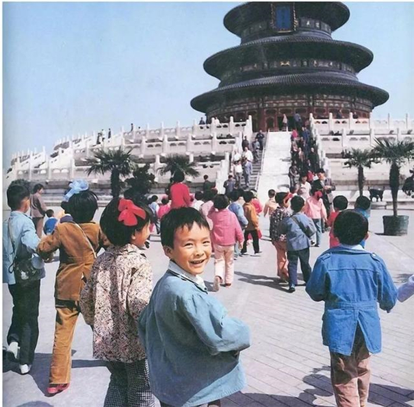 日本摄影师“绝不轻易按快门”，记住了80年代的中国孩子