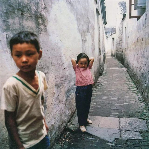 日本摄影师“绝不轻易按快门”，记住了80年代的中国孩子