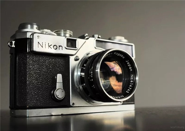 刚过六十岁生日的 Nikon F