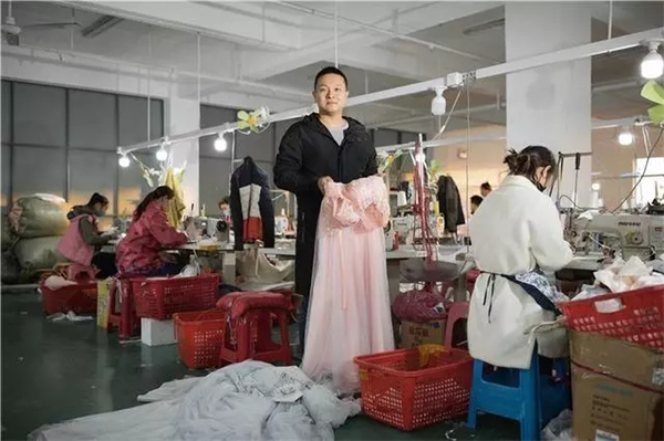 中国婚纱小镇：输出全国90%婚纱