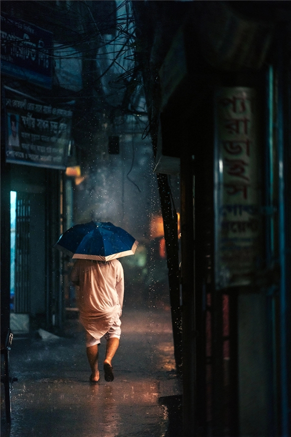 深邃的初夜雨后 迷人虚化的街头肖像