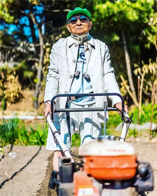 84岁日本爷爷时尚照火遍全网，有趣才是抵御岁月的法宝！