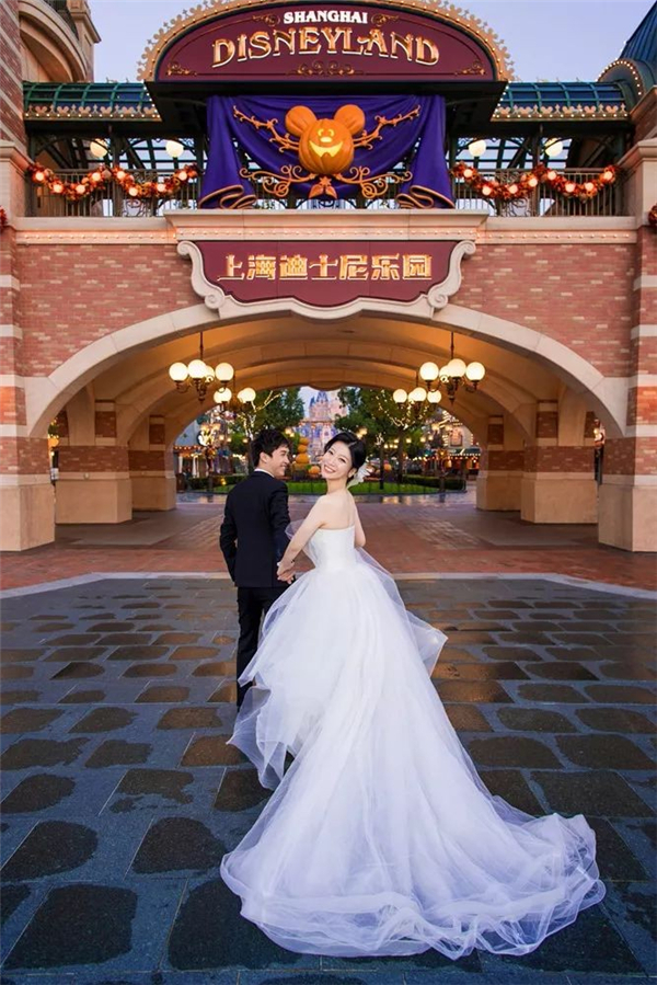 上海迪士尼乐园，正式推出日间婚纱摄影服务