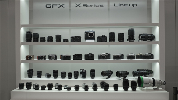 一亿像素！富士 GFX 100 中画幅相机正式发布