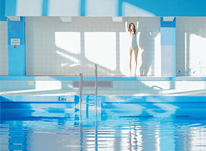 最新影楼资讯新闻-夏日梦幻泳池：少女和她的哈苏