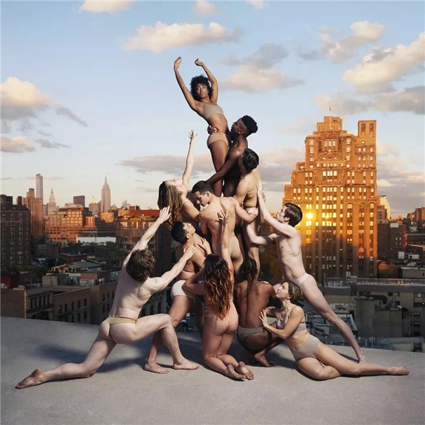 美国时尚摄影师与舞蹈演员合作 创造出震撼画面！