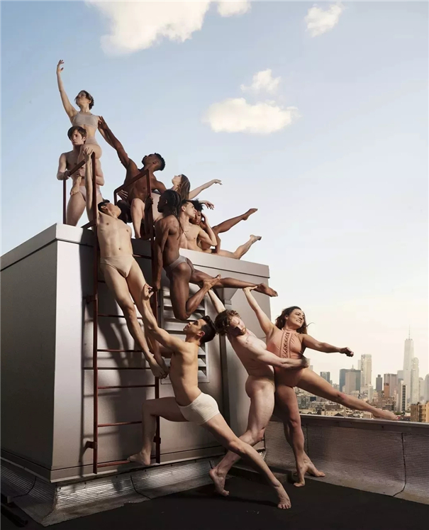 美国时尚摄影师与舞蹈演员合作 创造出震撼画面！