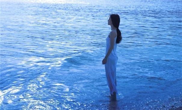 日与月映衬的少女 和夏天的海