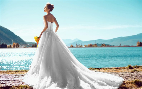 一场婚礼5万到20万元，英媒：婚纱照在中国成大生意