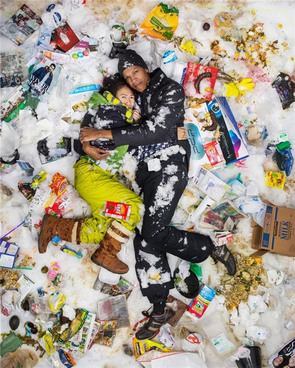 躺在垃圾堆里拍照 这群人究竟在想什么？