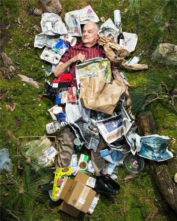 躺在垃圾堆里拍照 这群人究竟在想什么？
