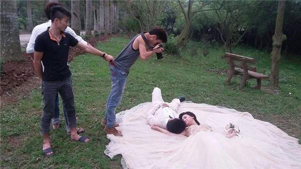 每一张浪漫美好的婚纱照背后，都有拼了命的摄影师和助手