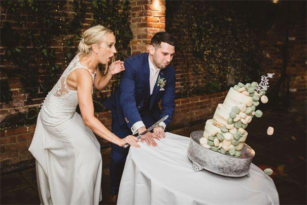 尴尬！婚礼蛋糕突然倒塌，摄影师除了笑还能做什么？