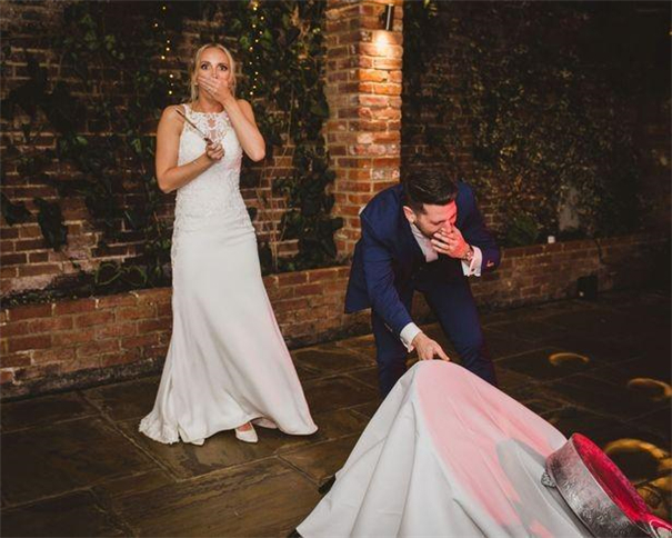 尴尬！婚礼蛋糕突然倒塌，摄影师除了笑还能做什么？