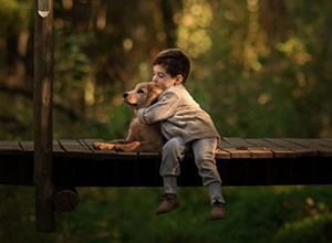孩子与爱犬一同成长 如童话般唯美的无邪世界