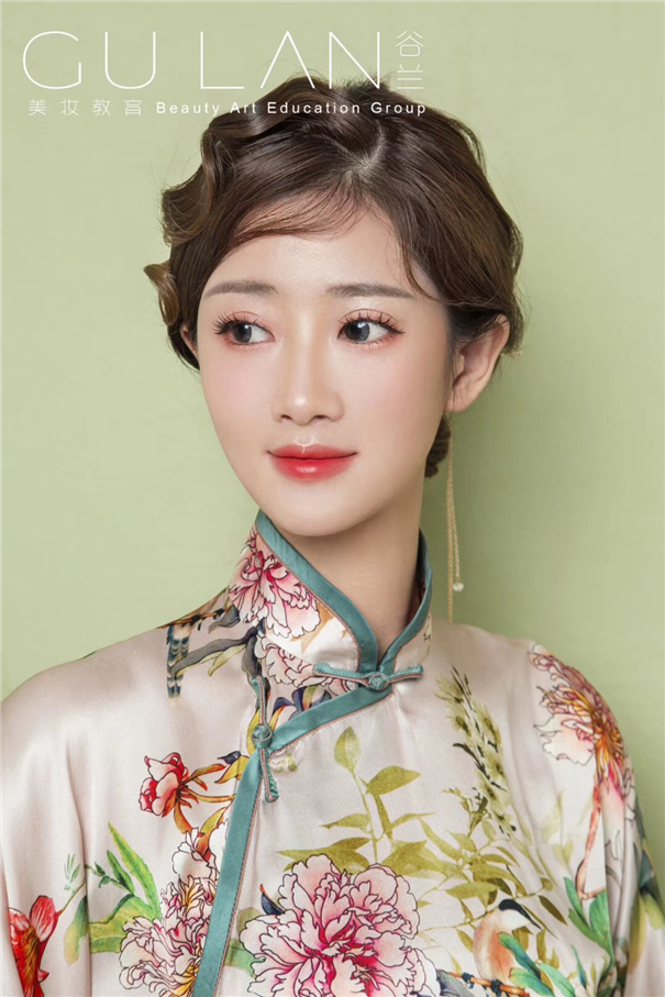 齐刘海旗袍发型图片
