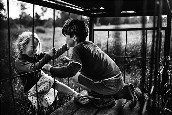 新西兰摄影师妈妈带着4个孩子逃学 没有科技产品的童年