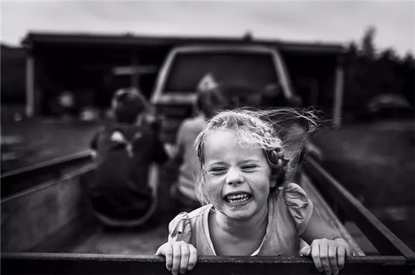 新西兰摄影师妈妈带着4个孩子逃学 没有科技产品的童年
