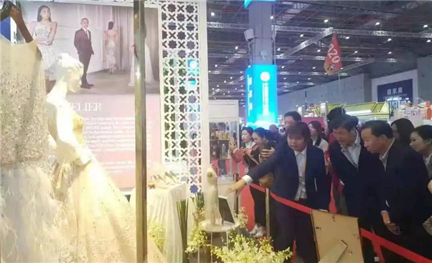 马来西亚价值4500万手工婚纱惊艳“进博会”