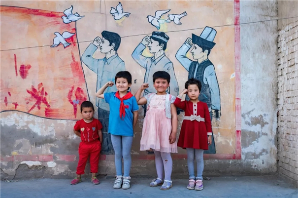 他在新疆拍孩子，记录最美好的纯真和童稚