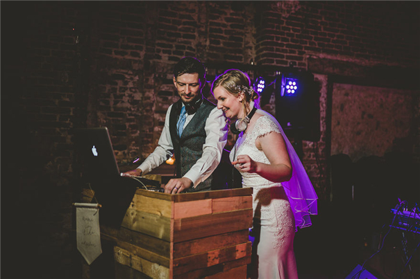 用音乐嗨翻全场 两位音乐DJ的婚礼摄影