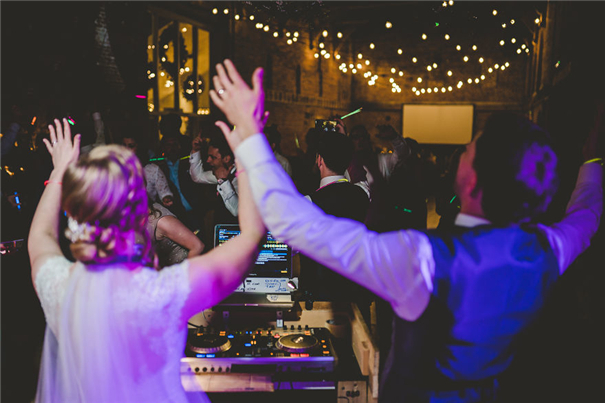用音乐嗨翻全场 两位音乐DJ的婚礼摄影