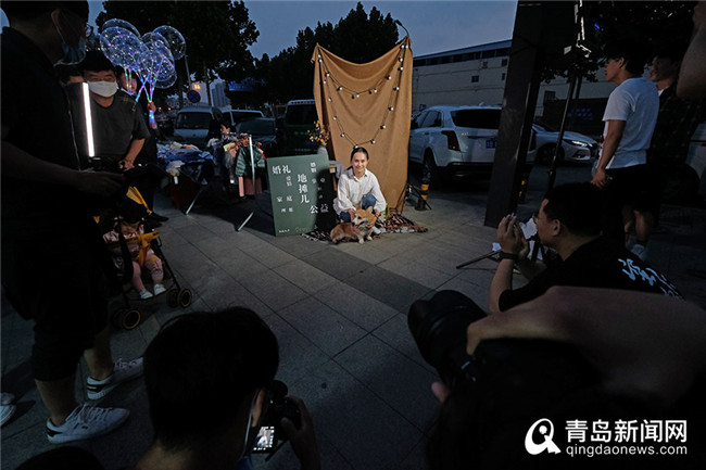 青岛这群年轻人把摄影工作室搬上街头 场面甜齁