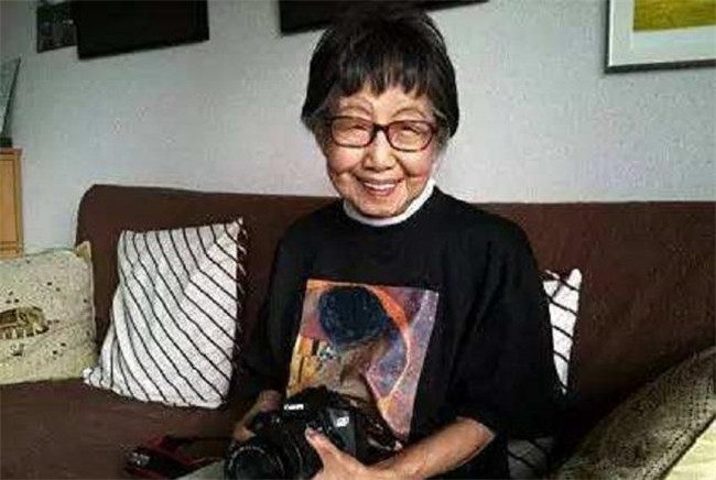 日本***位女摄影师：96岁深情告白老外，102岁拿下摄影界大奖