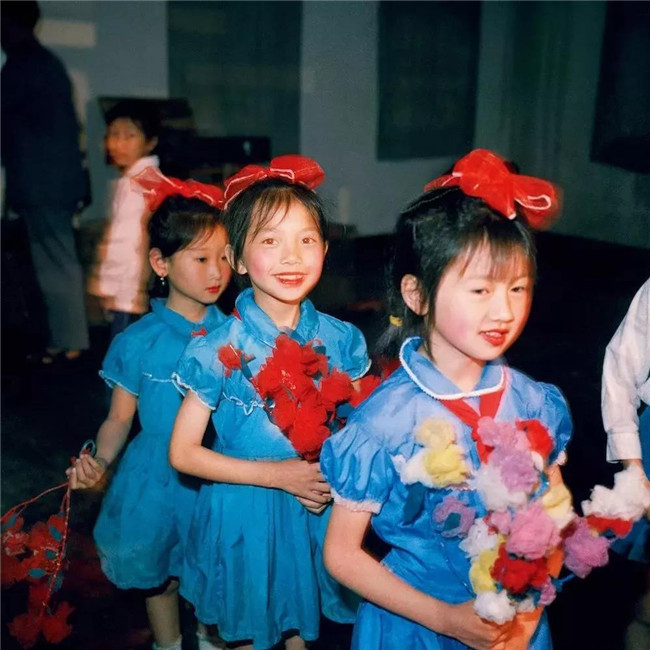 他给1000个中国儿童拍了***好的照片，留住了记忆！